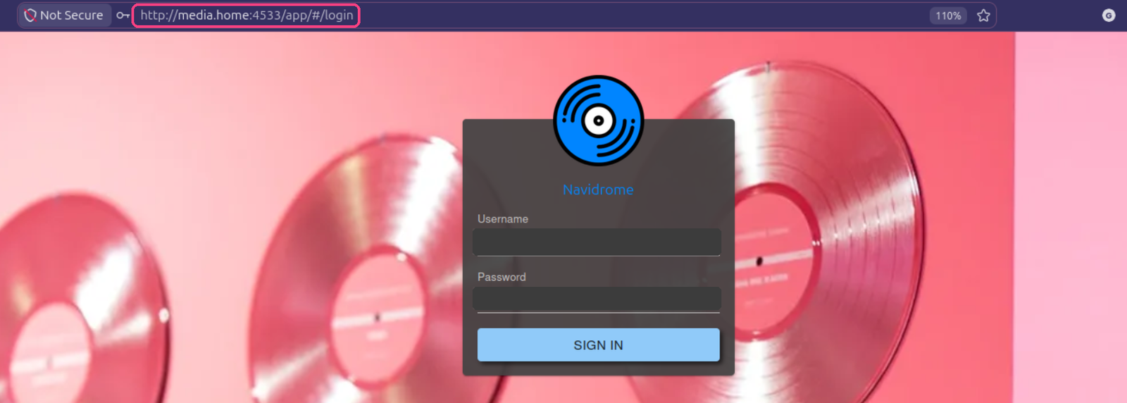 Tela de login do Navidrome na rede local, com a URL destacada e as credenciais ocultas